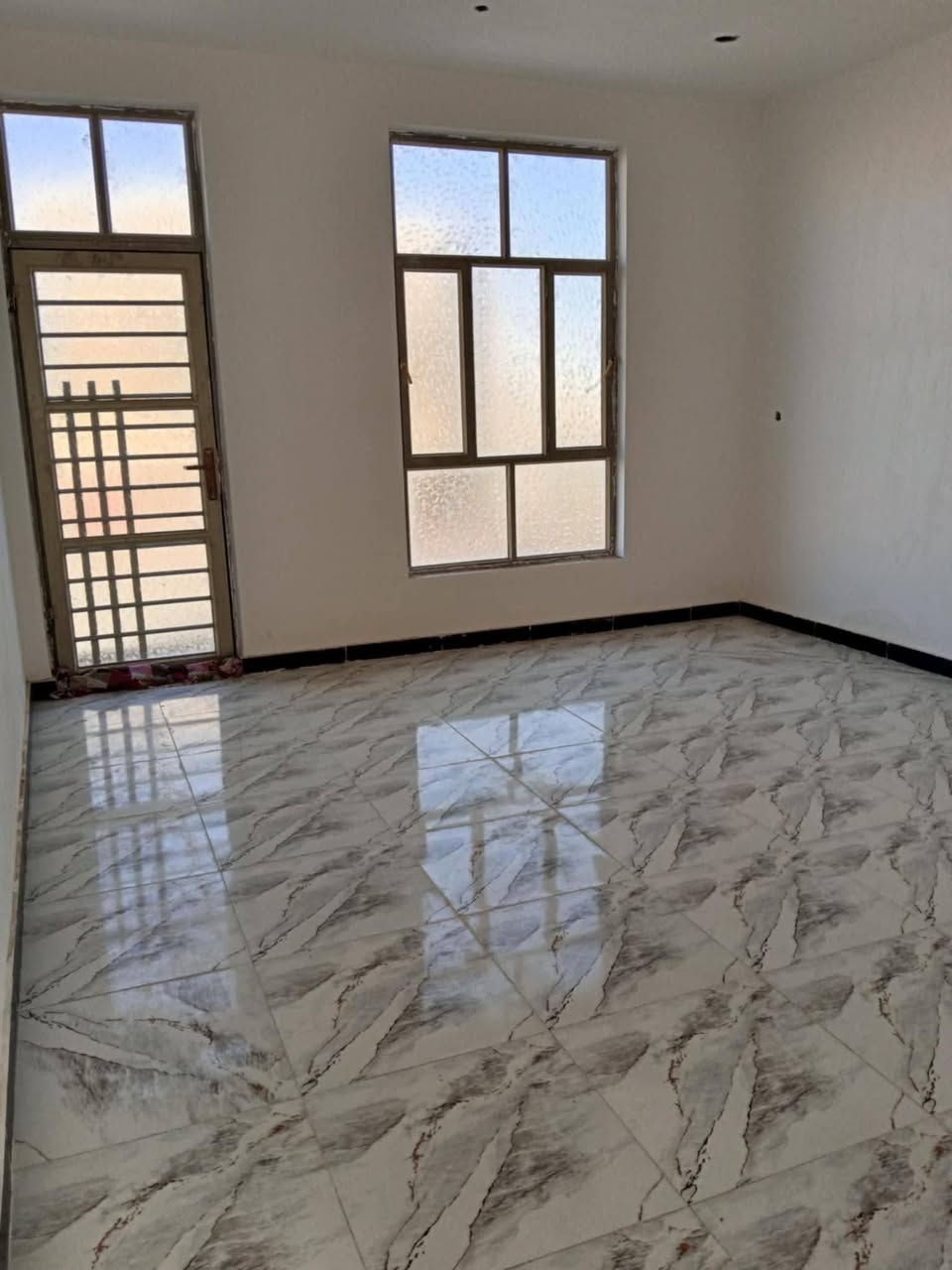مشتمل للبيع السفحه الثانيه طابق ونص بناء حديث قريب نزله الوائلي بل بدايه ثامن مشتمل مئشر بل أحمر رقم العقار 8308اتصال*********** السعر مع مجال 63
