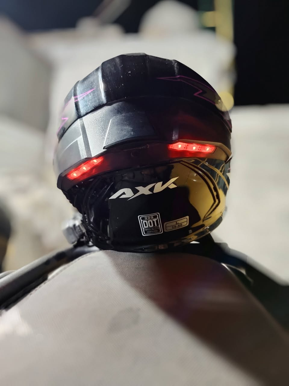 السلام عليكم خوذة للبيع بيها جامات ثنين  مع سماعات ASMAX F1 معروفة فول مواصفات السماعة والخوذة سعرهن 200 تفاصيل ***********
