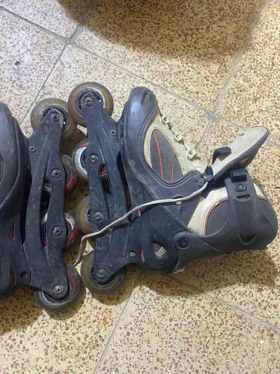 ￼سلام عليكم اسكيت أصالي نوعيت Salomon سعره50وبيه مجال يلبس40/41رقمي ‭***********‬
