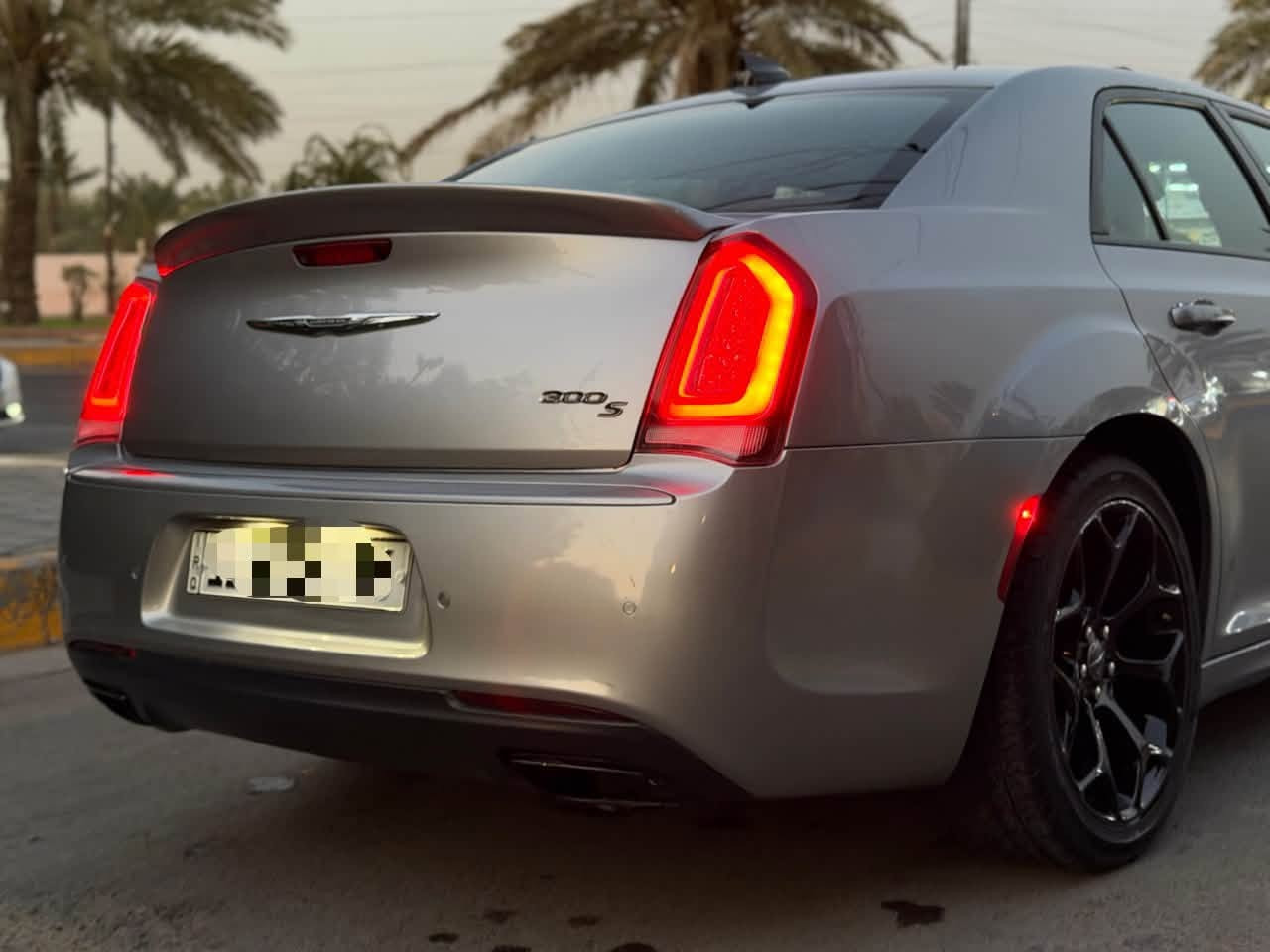 السلام عليكم للبيع كرايسلر c300 موديل ٢٠١٨ اصل وراد داخله كلين اجه بيهه من بره كلير ثلاث قطع بدون دواخل بدون ايرباك السياره فول مواصفات للأخير S  بنوراما رادار امامي تحديد مسار رادار جانبي كشنات تدفئه تبريد السياره فول كلش خنك كل شي تريد بيهه سته سلند ماشيه ٩٨ الف حقيقي كير مكينه كفاله صدر امامي خلفي تخم تاير كله جديد 
مكان السياره بغداد 
السعر (192) وبيهه مجال للطيبين
للاستفسار 
***********
