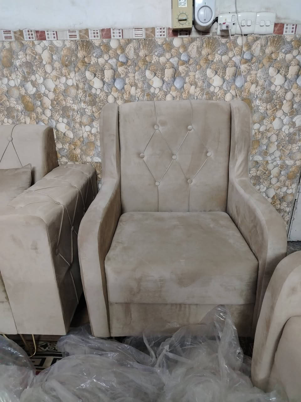 السلام عليكم قنفات للبيع عدد ٤ قطع نضيفات كلش بل لايلون العنوان بغداد السعر ٣٥٠ وببهن مجال الرقم ***********
