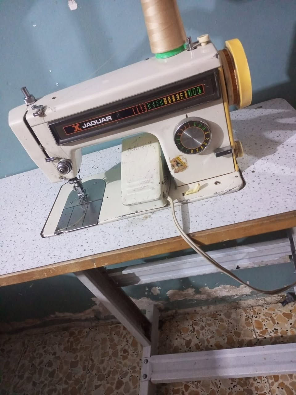 السلام عليكم بنات مكينه نضيفه وتخيط وتطريز هيه والميز ٦٥ الف وبيهه مجال وتدللن التحب تاخذهة تتواصل على هذا الرقم ***********
