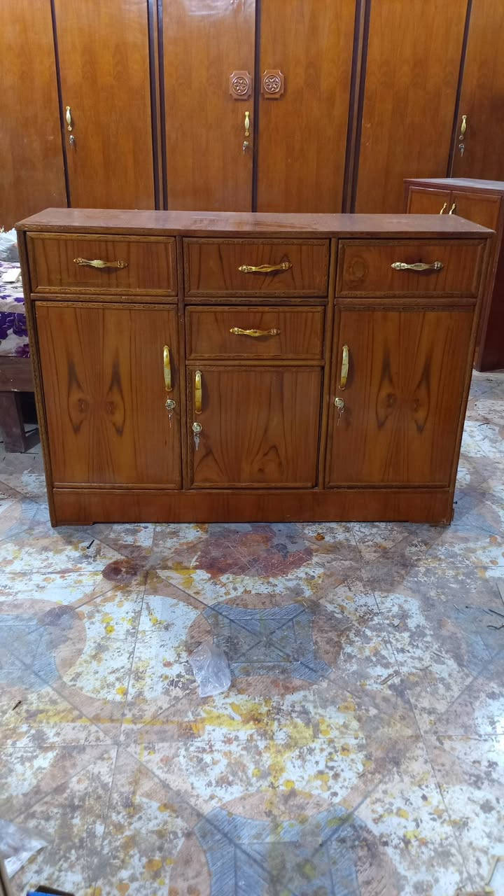 سلام عليكم مكتبه حطاطه فول نضافه السعر 75 وبيهة مجال بوفيه متر 22 عرض 37 حطاطه السعر 75 وبيهة مجال المكان رمادي شارع 60 مقابيل الجنسيه الموحده ***********
