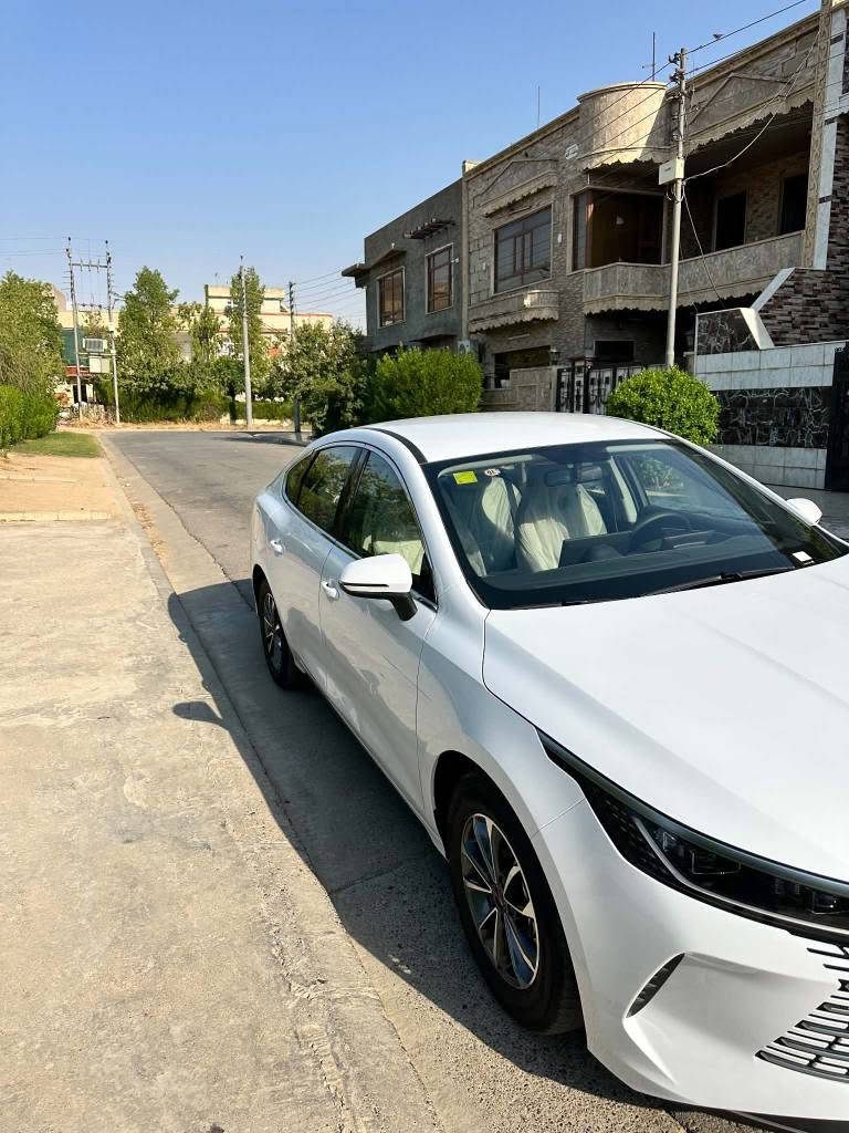 بیوایدی دیسترۆیل ٢٠٢٦
سەیارەکە زۆر جوانە
دەرکەی سەکنی هەندک قەپو قۆپی هەیە
٦٠٠ کیلو مەتر رۆیشتیە هیسابکە سفره
رەقەمی ٧٠ رۆژی مایە
ئەقدو شتی شەریکم هەموو هەروەشاندتەوە
بەس مایە بەناوی خۆت بکەی
سەیارەکە نمونەیە لە جوانی
*********** أربيل, العراق

نص مكتوب في الصور:
- 请您在使用产品前将产品保护膜撕掉！
- Please remove the protective film before using!