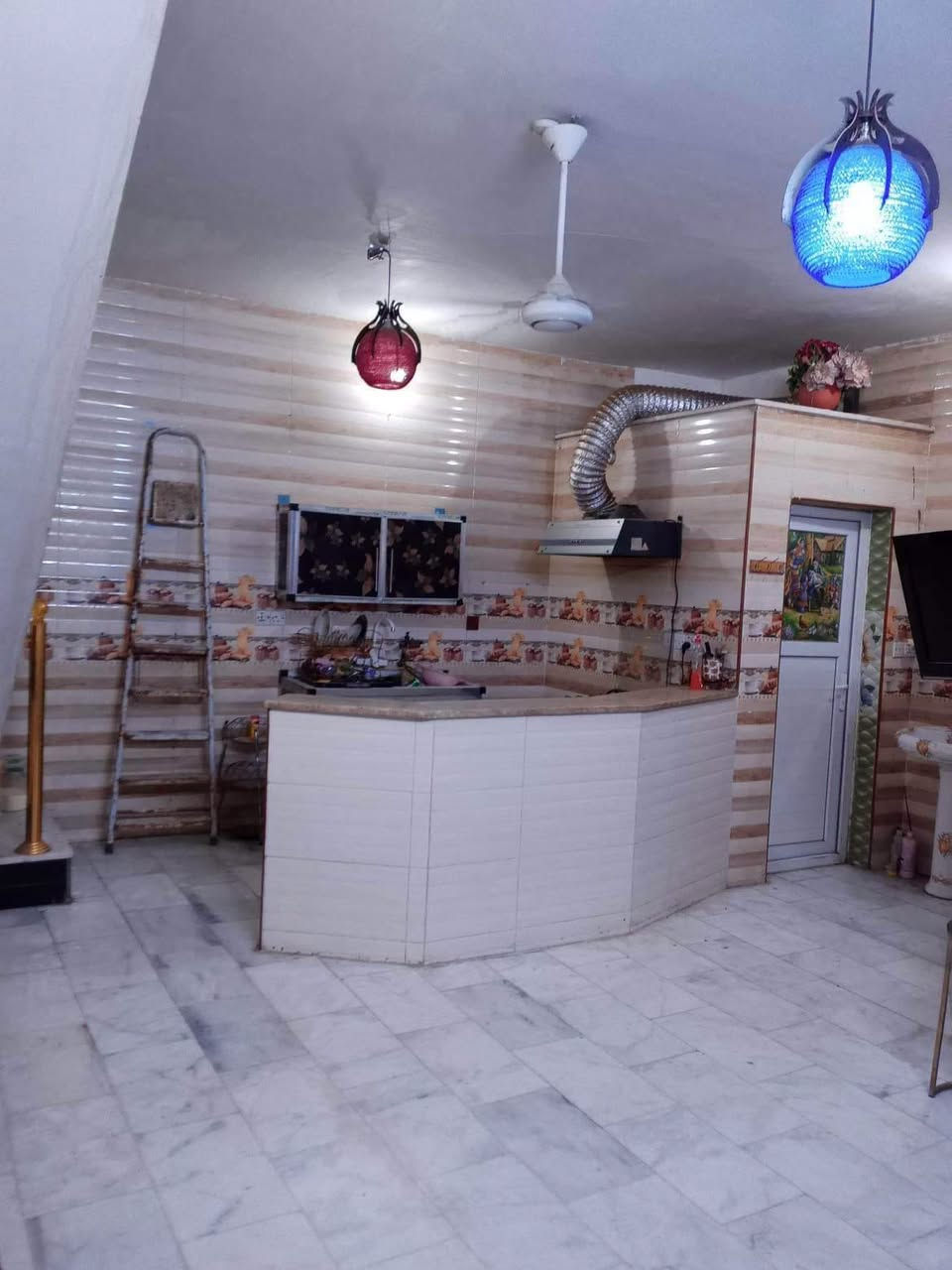 للبيع 🏠 بيت 75 متر ركن/
واجهه 10 نزال 7.5 
📍مربع 3000 حي الربيع 
قرب شارع 20 التجاري 
يحتوي على ثلاث غرف نوم 
استقبال زائد صاله ومطبخ وصحيات 
البيت كلنقص ما بيه بناء درجه اولى 
وبسعر مناسب 
 ☎️***********
