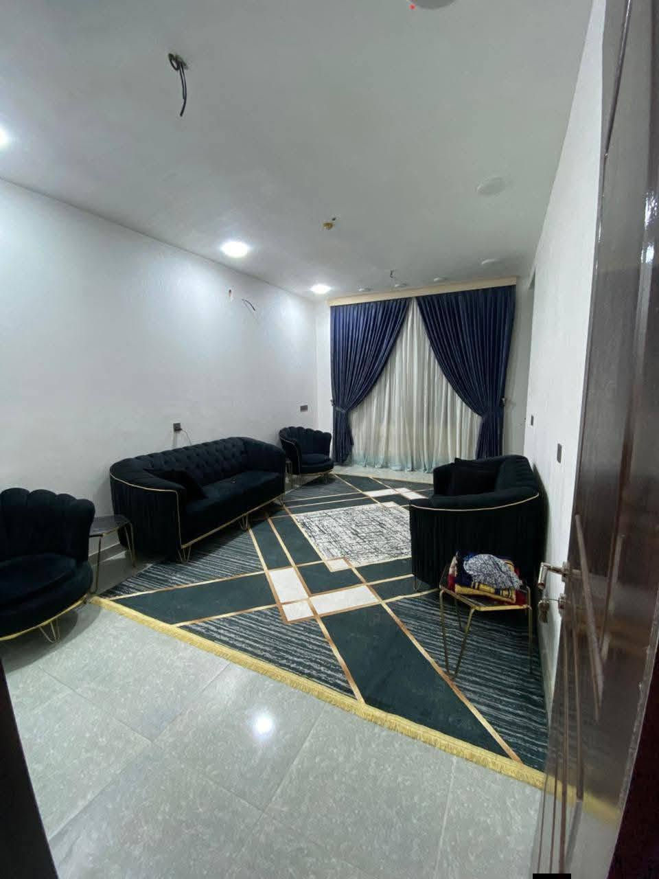 بيت لبيع
سلام وعليكم بيت 186متره الوجهه7م نزال26 بناء 150 البيت يحتوي على مطبخ و غرفتين نوم واستقبال وحولي كبير وحمامات 2 وتواليت1 خارجي وكراج يرهم سياره واحده وبلكونه وبصفه غرفه الموقع الهياكل شارع60 قرب الغزاليه    ***********
