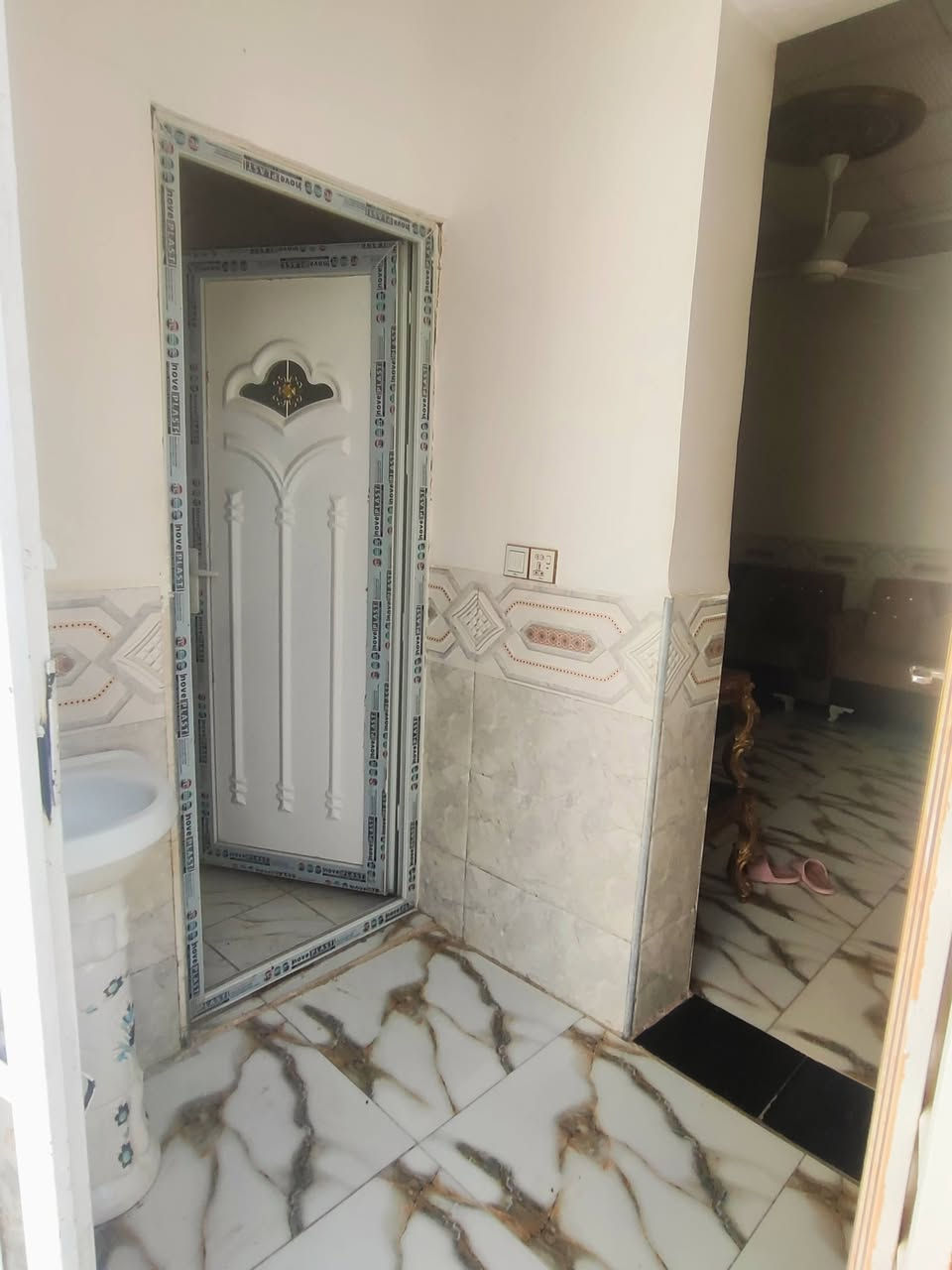 🏡 فرصة للبيع من صاحب البيت مباشرة — بدون دلال!
إذا تبحث عن بيت مناسب وبموقع ممتاز، هاي فرصتكم 👌🏻✨
البيت طابو زراعي قرار 25
📍 الموقع: مقابيل ملحق قرية الغدير عمود 321
📐 المساحة: 220 متر 
🏠 تفاصيل البيت: خدمات فول تبليط عرض الشارع 11 متر ومولدة سحب خطين ومدارس واسواقات يبعد عن شارع الصب 50متر بدايه شارع والبيت يحتوي على غرفتين 2 كبار وحمامات عدد 2 داخل وخارج وصاله كبيره واستقبال وكليدور  ومناور عدد 2 داخل وخارج ومخزن 
💰 السعر: 115 وقابل للتفاوض 
⭐ ملاحظة مهمة: البيع مباشرة من صاحب البيت وليس عن طريق دلال، يعني ماكو عمولة دلال على المشتري.
📞 للاستفسار والتفاصيل والتواصل مع صاحب البيت:(***********)
الرجاء التواصل للجادين فقط، والبيت متاح للمعاينة. 🌷
