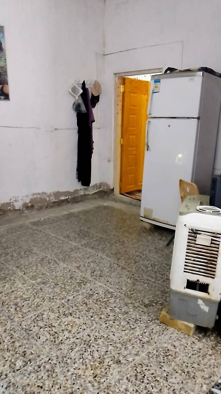 سلام عليكم بيت للبيع مكان.. حي دجله بشارع ماعرض مجوهرات مال حي النصر... البيت سندويش...  البيت كامل بس عوزه ترميم خارج وبسيط.... البيت يعتوي على ماي خطين  وكهرباء خط وبي خط مال انترنيت... مستعجل على بيعته سعر البيت 28 وبي مجال بسيط...   رقم الهاتف *********** بي وتساب بس وبل  فيس متواجد هم.
