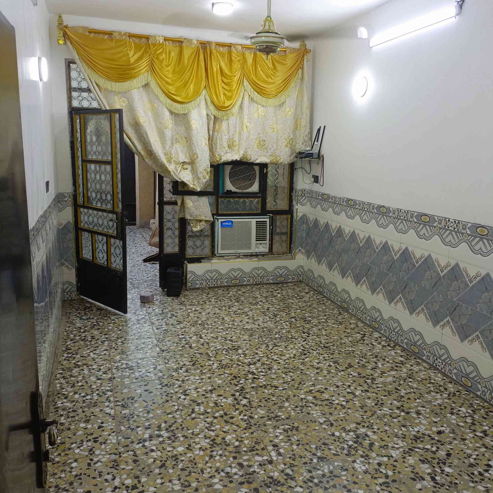 السلام عليكم بيت طابق ونص110 م  زراعي سند 25عل شارع العام شارع السمكه ماي خطين كهرباء خطين يعني حتى السحب ماتحتازة قريب عالشارع العام قريب على السوق خدمات كامله مجاري ماء كهرباء سعر البيت 62 مليون***********بي وات ساب

