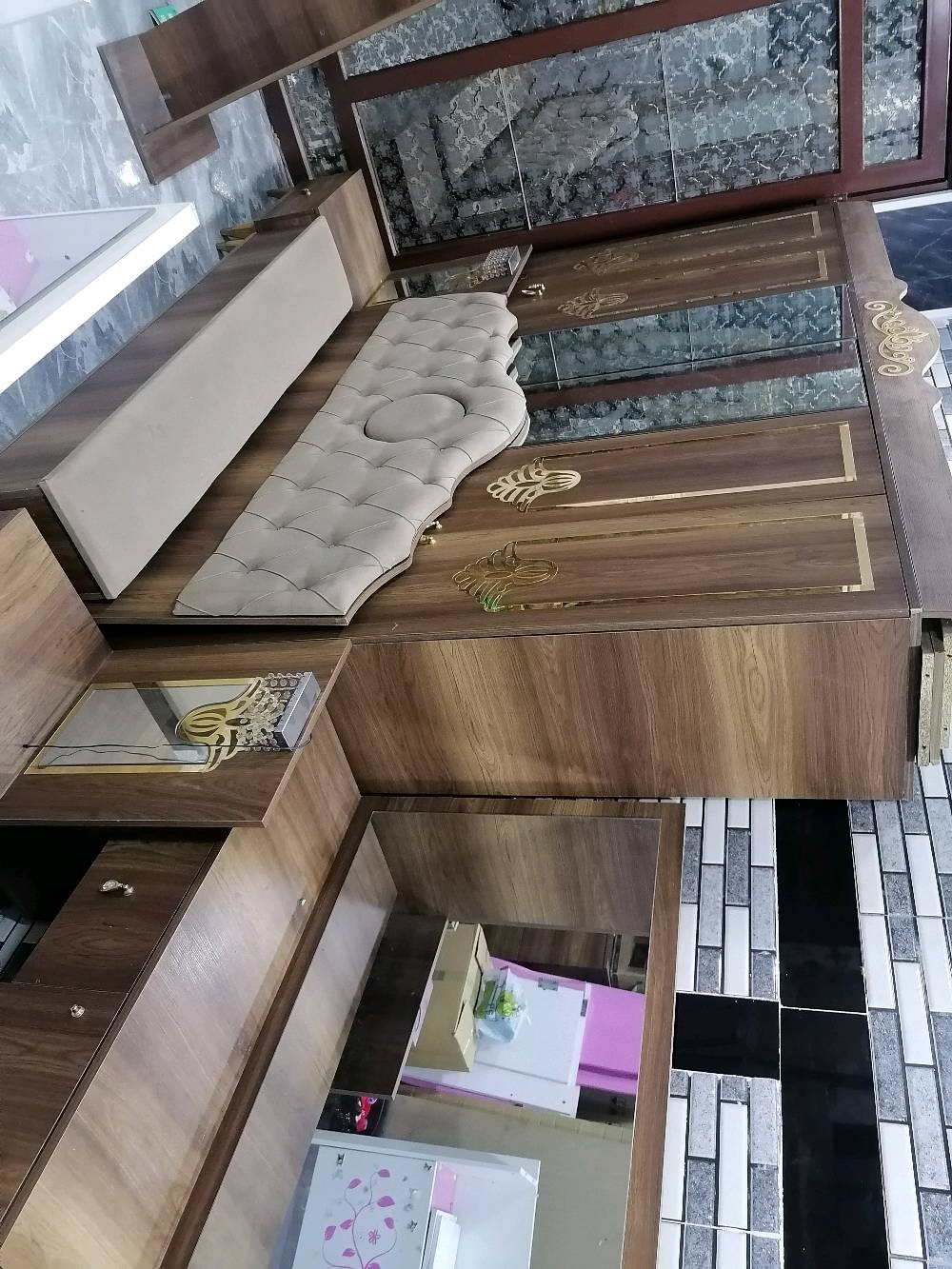 غرفة ٨قطع حيل نظيفة سعرها ٥٥٠الف مع نقل وتركيب الغرفة داخل الموصل