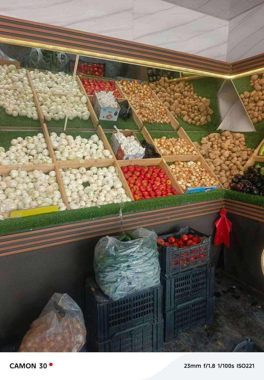 السلام عليكم
للبيع  محل مخضر متكامل للبيع بالجمهورية على شارع سايدين والوحيد بالمنطقة ماكو منافس يمة
السعر مليونين وبي مجال
***********

نص مكتوب في الصور:
- CAMON 30 23mm f/1.8 1/100s ISO221