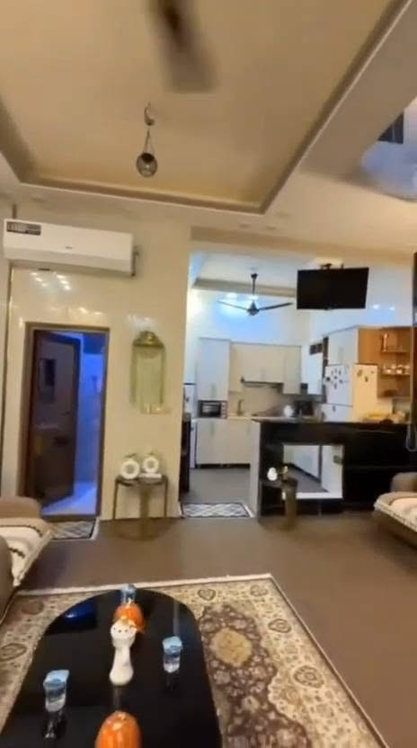 كربلاء_🏠 ٥٠م طابقين داخل الولايه منطقه باب السلالمه قرب الإمام الحسين يبعد ١٠دقائق عن الإمام ..يتكون من♦️ الطابق الأول صاله مع ♨️ مطبخ نظام تركي وصحيات ..♦️ والطابق الثاني غرفتين نوم وصحيات وسطح ..بيت حديث ..طابو زراعي سند ٢٥ إقرار محكمه من المالك مباشرة علما ان صاحب البيت هو نفسه صاحب السند سعر👈 ١٧٥مليون قابل للتفاوض ..للاستفسار مكتب الأوس للعقار ابو سجاد*********** ابو وائل *********** علما ان تفاوض مع صاحب البيت مباشر ..البيت داخل الولايه قريب عل الإمام كربلاء, العراق
