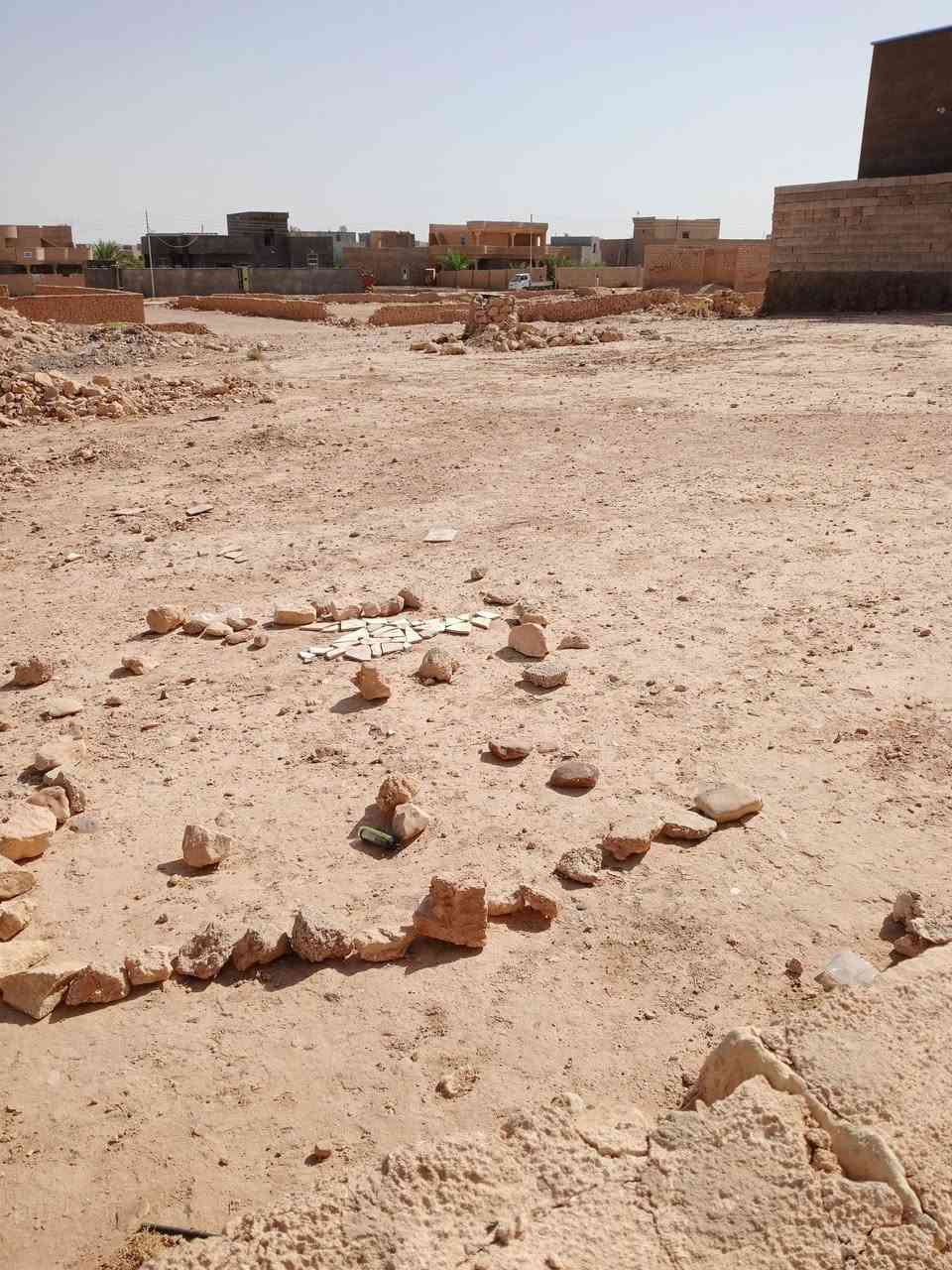 قطعة أرض للبيع المساحه ٨٠٠ متر على شارعين خلف بيت سمير الجغيفي حي الامين الاتصال ***********
