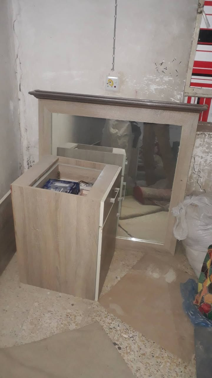ديكور حلاقه للليع مرايتين + كومديات ٢+جراره عدد٣ الديكور باله نضافه ٩٠ بالميه 
السعر ٣٥٠ قفل ***********4
