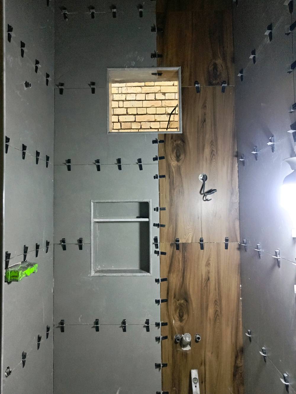 كادر تغليف جدران وارضيات عمل هندسي درجه اولى بادارة ابو مصطفى ***********
أستاذ أبو مصطفى، بأي محافظة/منطقة متوفرين حتى الزبون يعرف إذا تخدمون بمكانه لو لا؟: 
بغداد
شنو أنواع الشغل اللي تسووه بالضبط غير تغليف الجدران والأرضيات: حمامات، مطابخ، واجهات، أدراج، وشاورات؟: 
جبس بورد اصباغ وديكورات 
هل تشتغلون بكل أنواع الكاشي والبورسلين والرخام، لو عندكم مقاسات/أنواع محددة تفضّلوها؟: 
كافة المرمر والسيراميك والكاشي والبورسلان وتغليف الدرج 
التسعير عندكم شلون يكون: بالمتر لو حسب نوع الشغل والتحضير، وهل السعر يشمل المواد لو بس الأجرة؟: 
الاسعار اذا بالمتر من 10 فما فوق واحيانا حسب الكمية وحسب نوع الشغل يكون تسعيرة بمبلغ محدد 
أكو ضمان على الشغل بعد التركيب، وإذا أكو شكد مدته؟: 
العمل ظمانه الجودة وراي الزبون اقل مدة زمنيه اسبوع وحسب كمية العمل اقل او اكثر 