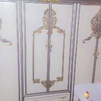 غرفه اخشاب • مصبوغه • نضيفه