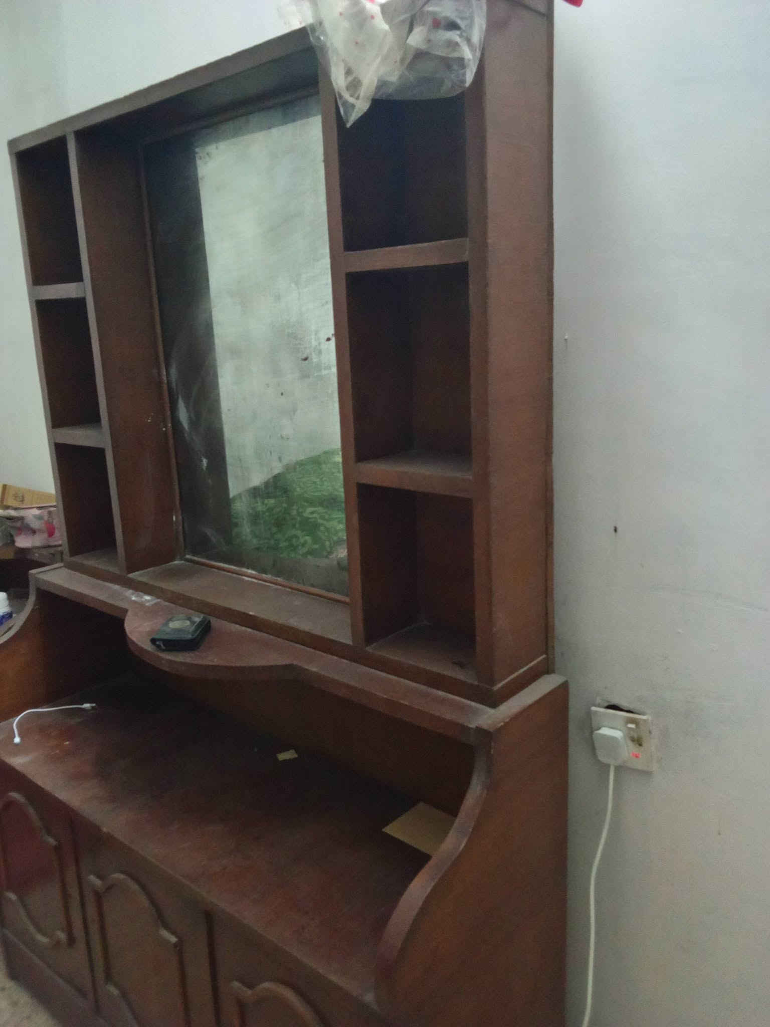 للبيع غرفة اخشاب كاملة مع تخم بالاضافة الى كنتور و ميز و معرض اثاث  المكان بغداد الغزالية *********** مستعجل عله البيع لان عندي بناء
