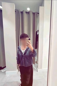 هلا، هذا جاكيت جينز ستايل واسع ومريح، لونه أزرق غامق ومناسب للبس اليوم...