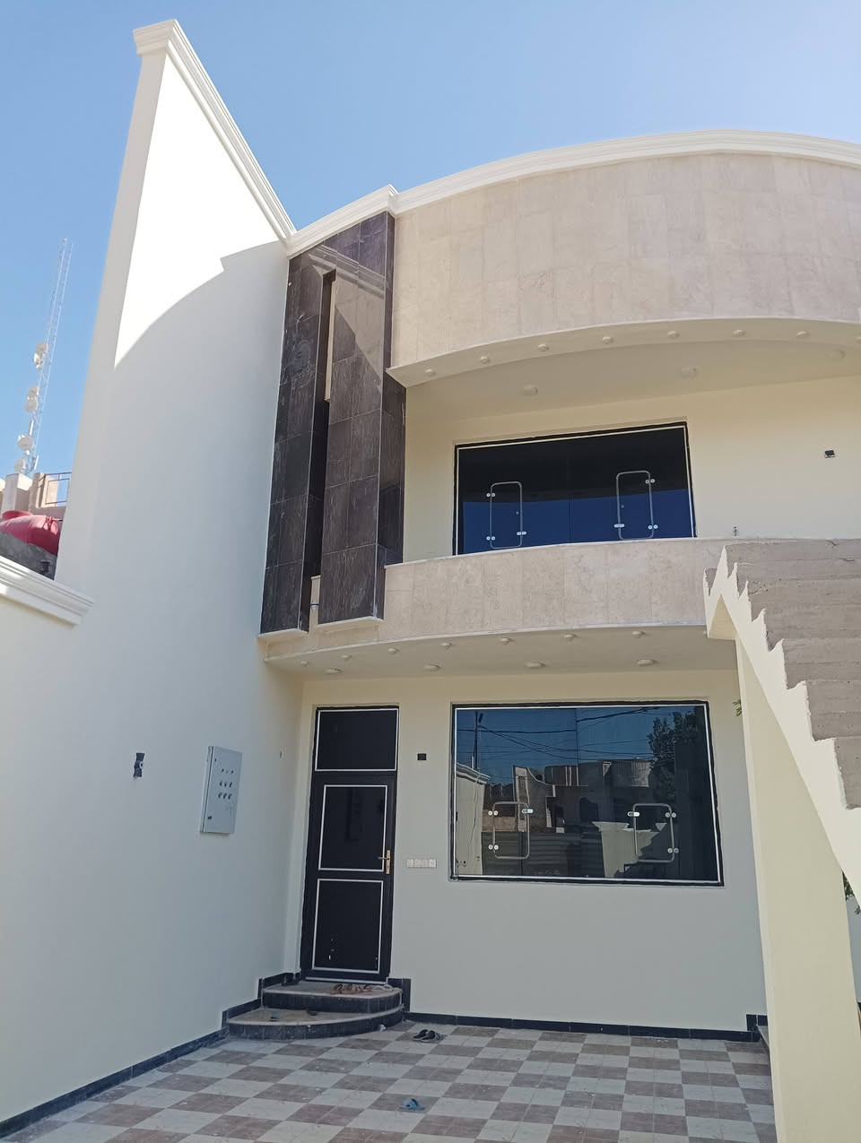 السلام عليكم
بيت للبيع تجاري بسعر سكني طابو صرف بناء حديث ٢٠٢٢ حي الامام بحي الضباط سنتر بشارع الكابينات مساحته ٤٠٥م واجهة ١٨م نزال ٢٢٠٥م طابقين ويحتوي على ثلاث محلات تجارية مؤجرة ماعدا شقة غير كاملة
علماً أن جميع زجاج البيت ضد الكسر .عرض الشارع ٢٠م
الطابق الارضي/ غرفتين نوم وكلدور وصالة ومطبخ ومجمع صحيات داخلية وخارجية وكراج سيارات وحديقة
الطابق الثاني/ ثلاث غرف نوم وكلدور ومجمع صحيات 
للاستفسار/***********
