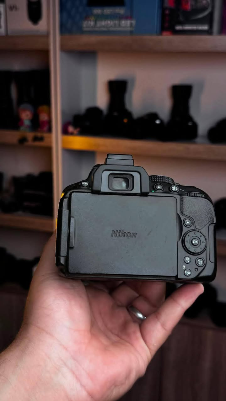 نيكون D5300 • ٢٤.٢ ميگابكسل • تبديل العدسات