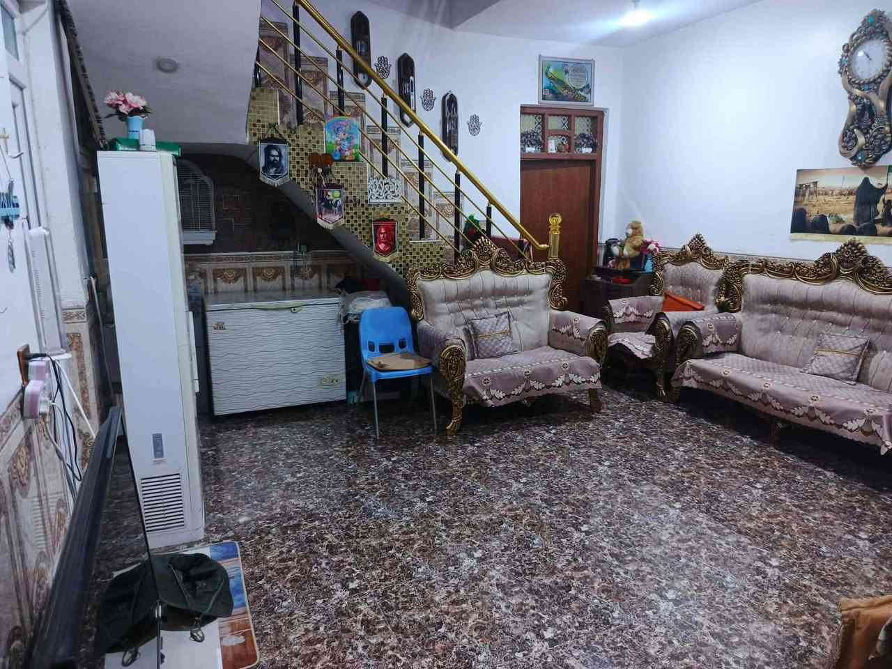 السلام عليكم بيت للبيع مساحه ١٢٥ متر في قضاء الاحرار منطقة الكابينات يحتوي على غرفه نوم وصاله ومطبخ واستقبال وصحيات داخليه وخارجيه خدمات كامله للاستفسار اتصال رقم أو وتساب***********
