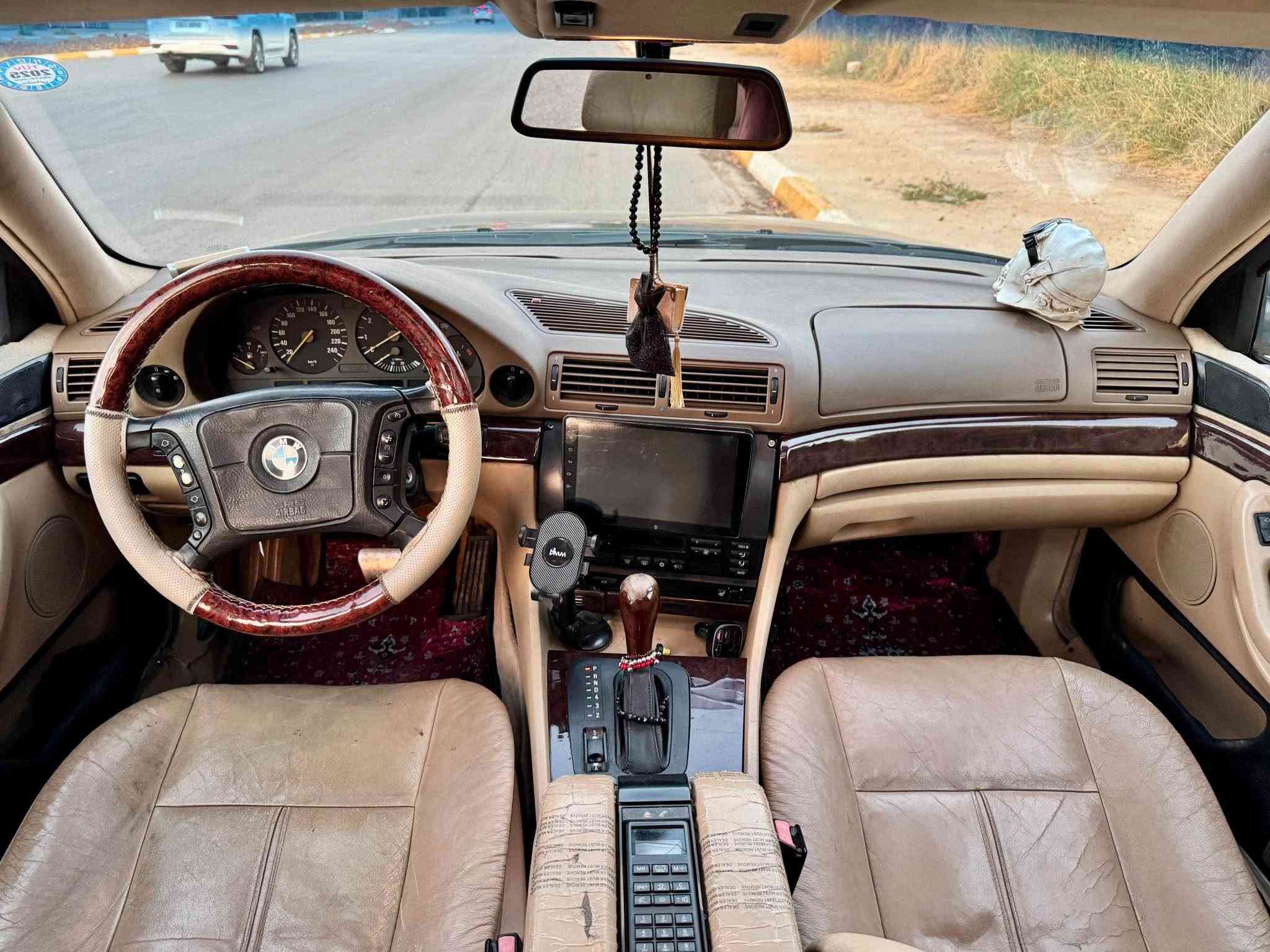 بە ناوی خوای گەورە 
                                                        BMW 728i  1996 
ئاڕمی پلاستیکی هەولێر
بە شەرتی ئاڕم و ئەوەلیات و غەرامە 
گێر و مەکینەی بیلاد تاک دیجیتالە
گێر و مەکینە و ئەکسلی بەشەرت 
تەقە و ڕەقەی بەشەرت کارەبایی بەشەرت تەبرید سارد و گەرم تەبرید دەبڵ زۆن و لەمس ناو زەرد کوشن جڵد و هیتەر و کارەبایی کەلە کارەبایی چوار جام کارەبایی و ئۆتۆ ئاوێنە کارەبایی سوکان ڤۆلیۆم حاسەی دواوە و تەحدید سورحە و تراکشن و سلاید شوشە
 
شوێن هەلەبجەی شەهید 
سعری ٤٦ مەجالێکی برایانە  
*********** واتساپ لەسەرە حلبجة, السليمانية
