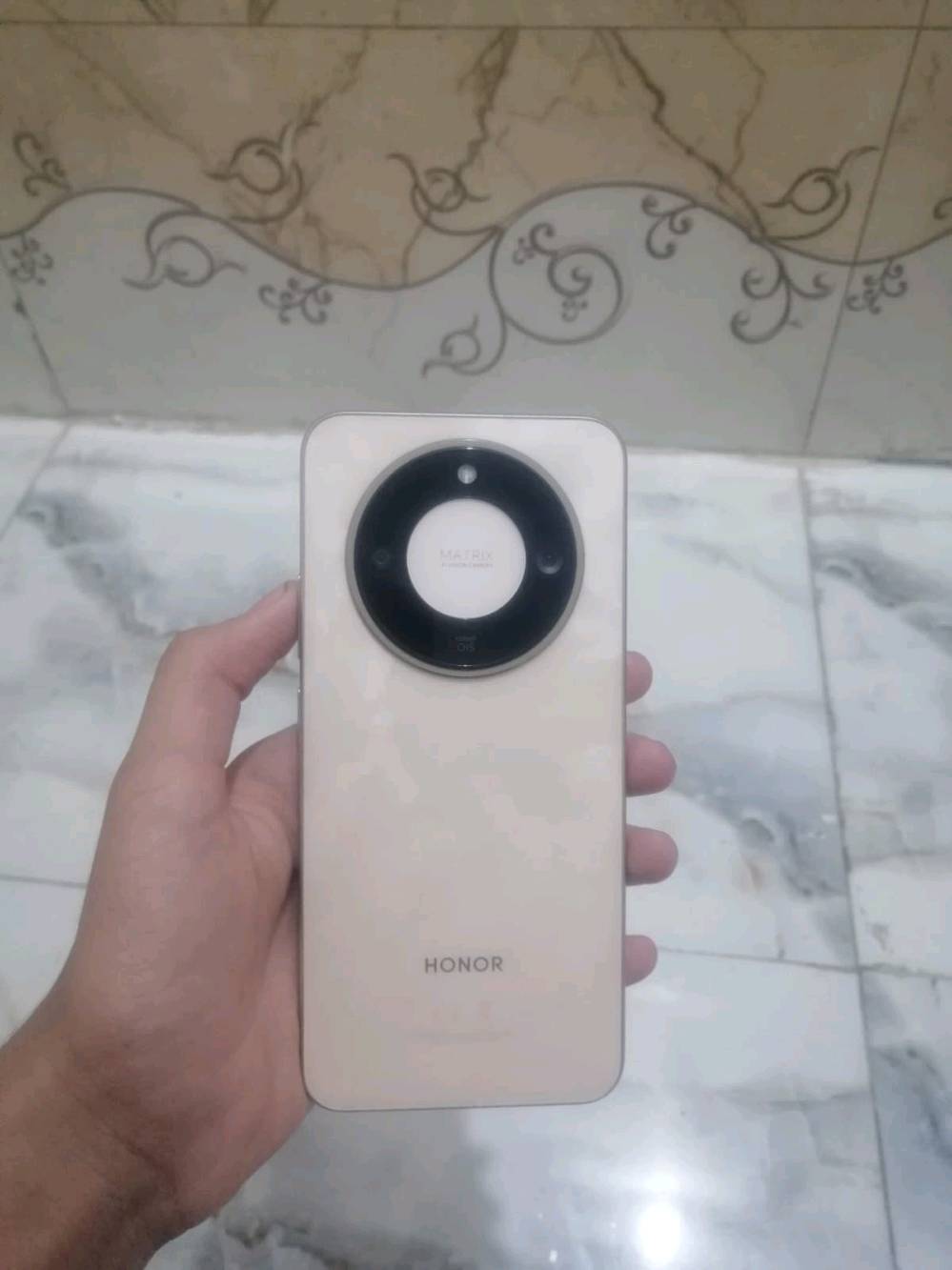 جهاز HONOR X9D مستعمل مدة 6أشهر جهاز جديد مابي أي شي بطارية تبقى أكثر من يوم شغالة غراضه موجودة من شاحنة وكيبل وياه الكفر حهاز تأخذه بكارتونته جديد كليًا السعر 500الف قفل مكاني، النجف الحولي شارع 30
هواية مهم للمشترين: شكد السعة بالضبط؟ (رام/ذاكرة داخلية) وهل الجهاز نسخة 4G لو 5G؟: 
الذاكرة 256 الرام +12 نسخة 5G 
شنو حالة الشاشة والهيكل بشكل أدق؟ بيه أي خدش، كسر، أو نقطة/حرق بالشاشة لو لا؟: 
مابي أي شي جديد 
هل الجهاز مفتوح/مصلّح سابقاً أو متبدّل بيه أي قطعة؟ واذا أكو، شنو القطع؟: 
جديد كُليًا 
شنو سبب البيع؟ وهل السعر 500 ألف نهائي لو بيه مجال للمساومة؟: 
ممكن يتغير الرأي حسب الشراي
إنت موقعك بالضبط بالنجف؟ وهل تقبل فحص وتجربة قبل الشراء؟: 
تگدر تفحص وتجرب يمي