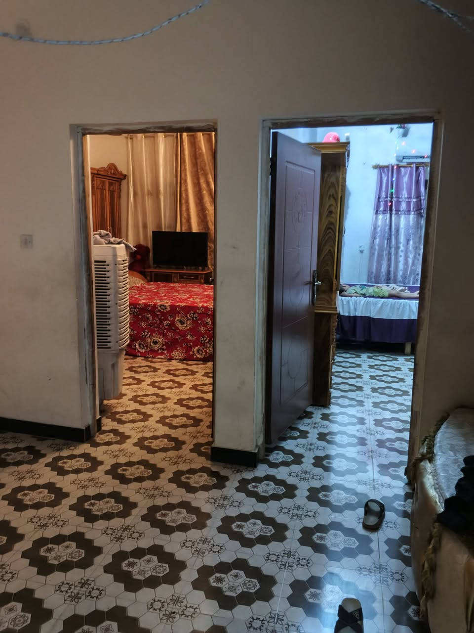 سلام عليكم دار تجاوز للبيع المساحه 200 متر يحتوي على غرف عدد 4 كبار وصاله كبيره واستقبال و مطبخ وحمامات عدد 3 كبار اوشغل البيت كله درجه اولى البيت كله سيراميك عل 120 عنوان البيت بغداد شهداء السيديه السعر 55وقابل للتفاوض رقم الهاتف ***********
