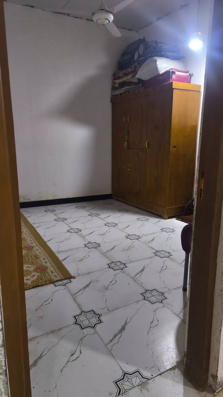السلام عليكم بيت للبيع وقف سني أصولي يحتوي على 2غرف وديوانيه وصاله ومطبخ وصحيات داخلي وخارجي المكان البصره ابي الخصيب شارع الوسطي قرب علوة فايز المساحه الكليه 130متر الاتصال على الرقم ***********4
