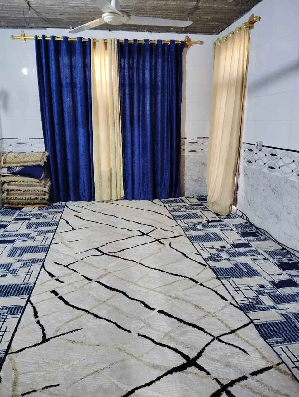 السلام عليكم بيت للبيع مساحة ٢٠٠متر غرفتين طابق واحد نقص فقط السقوف البيت كامل ب كراغول شارع كراغول ***********
