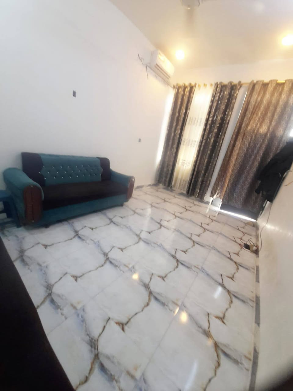 السلام عليكم 
بيت البيع خلف مدرسة الحبيب المصطفى بل زراعي 
المساحه 125 ريم 5×25
بيه غرفه صاله مطبخ ديوانيه وطارمه 
بنيان بلوك سطح ورباط كونكريت 
كله كامل ما عده بيتونه موكفينها فقط وسندويش مسكوفه
السعر 50 وبيه مجال 
تفاصيل اكثر هذا رقمي ***********
