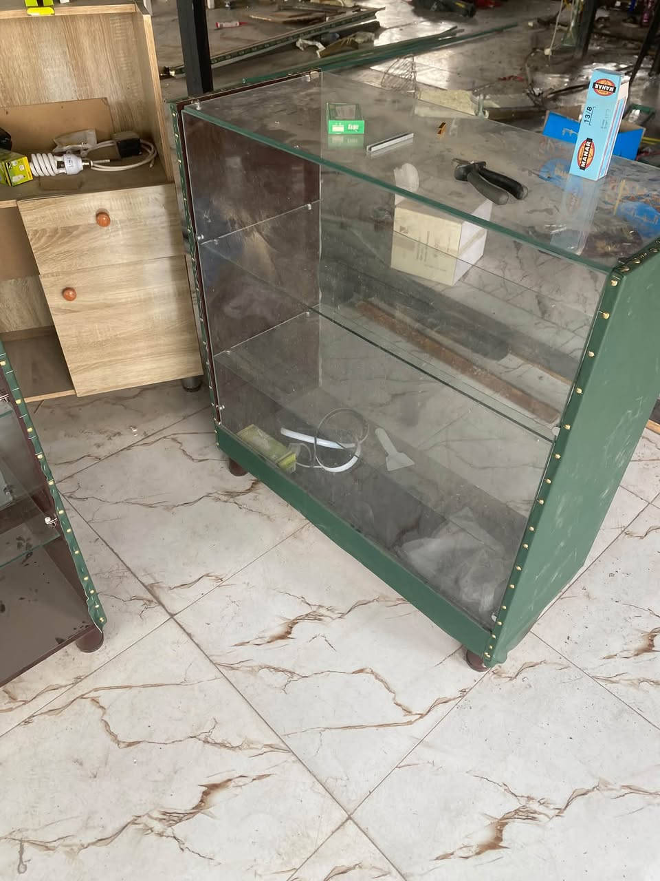 ميز كاشير وميز جانبي
فاترينات وجه جام والرفوف ايضاً عدد ٣
قيم وانطي سعر بالي يرضي الله ***********
