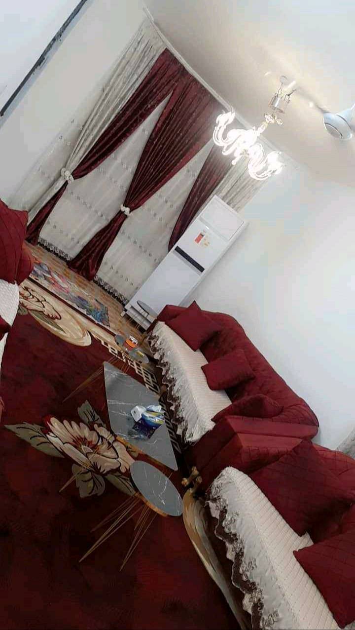 بيت للبيع#مساحة 220 متر 
طابوو زراعي سند 25
يحتوي البيت على 
غرف 5♦️
ديوانيه♦️
مطبخ حار وبارد
صاله♦️
كراج للسياره
ترك داير ما داير البيت 
حديقه
غرفه من الغرف سويت طولها ٩ امتار 
#العنوان المكان البصرة .السعر 110 وبي مجال