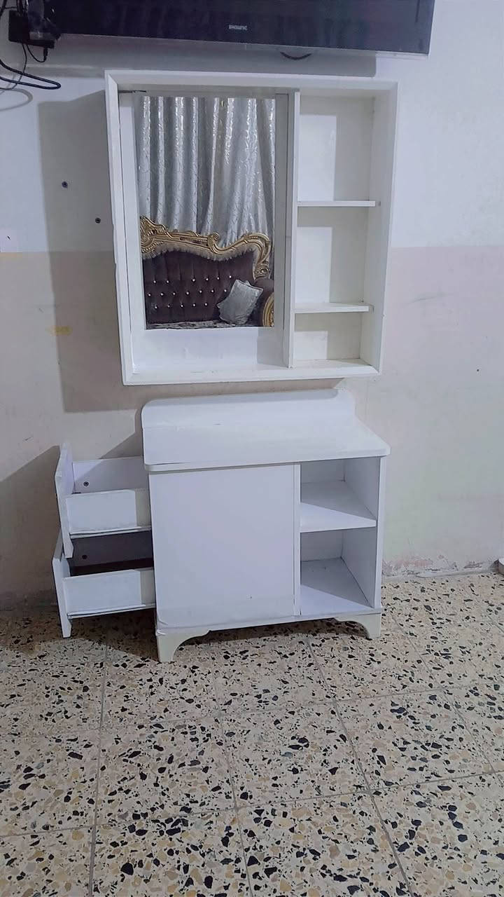 ميز تواليت للبيع بعقوبه تحرير ***********
