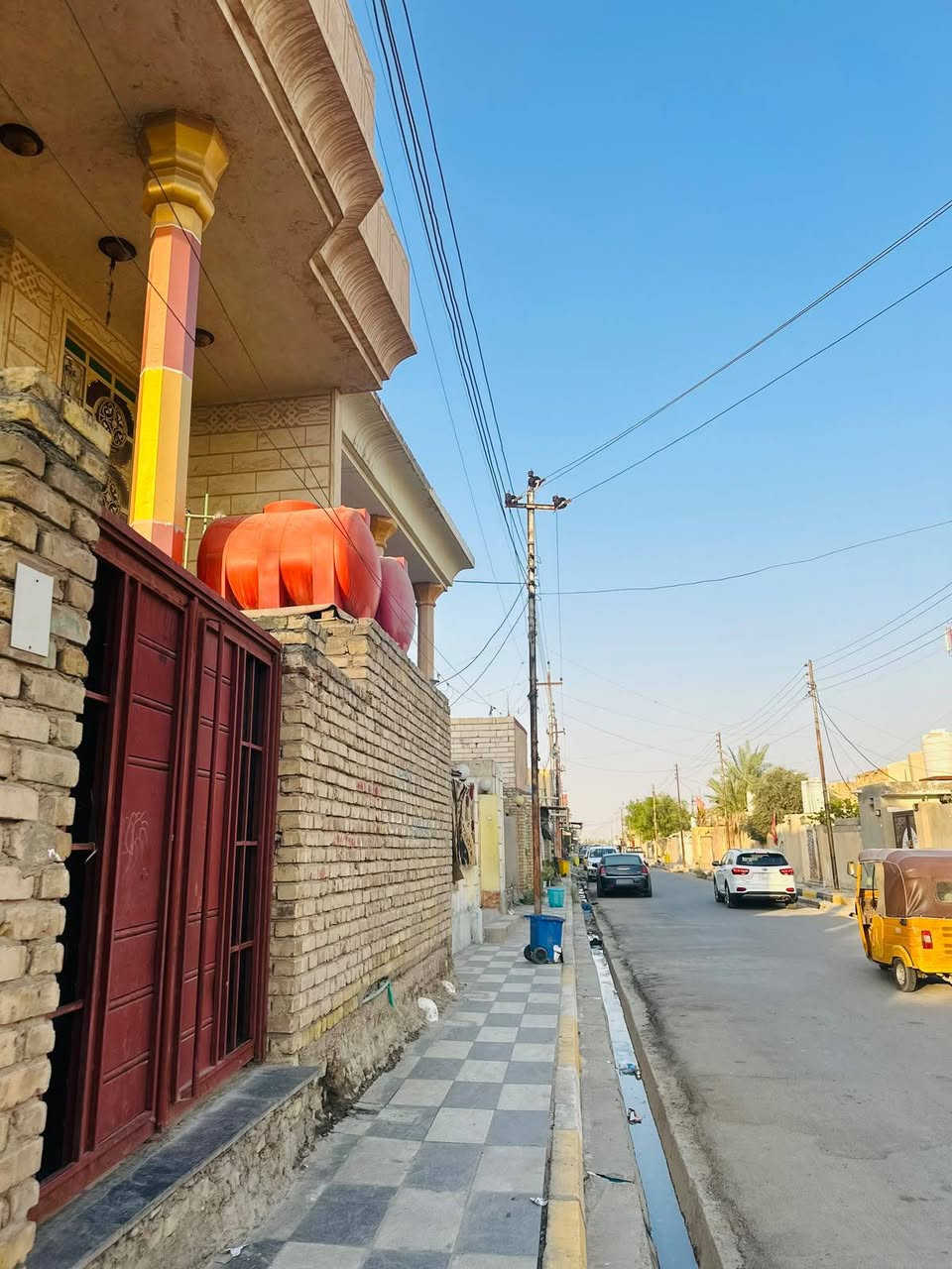 🏠 بيت للبيع
مساحة البيت: 200 متر مربع

يتكون من:

4 غرف نوم

صالة استقبال واسعة

ديوان

مطبخ

حمامات خارجية

حمام داخلي

علمآ ان الطابق الثاني يحتوي على غرفتين مع تصميم وتجهيز لغرفتين وصالة اخرى ، لم تبنى بعد ويمكن إكمالها حسب رغبة المشتري.

📍 الموقع: قلعة سكر – حي العسكري – شارع المستشفى والمدارس. الشارع الرئيسي

رقم الاتصال... ***********
