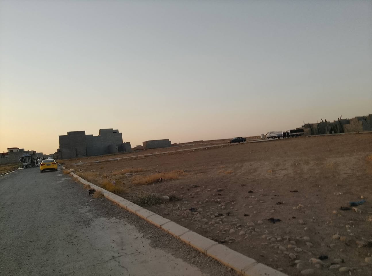 كاع ركن للبيع حي القوسيات مساحه 200متر سند 25طابو تل كيف يتوفر خدمات مي كهرباء شوارع مبلطه مسموح البناء السعر عل واتساب ***********
