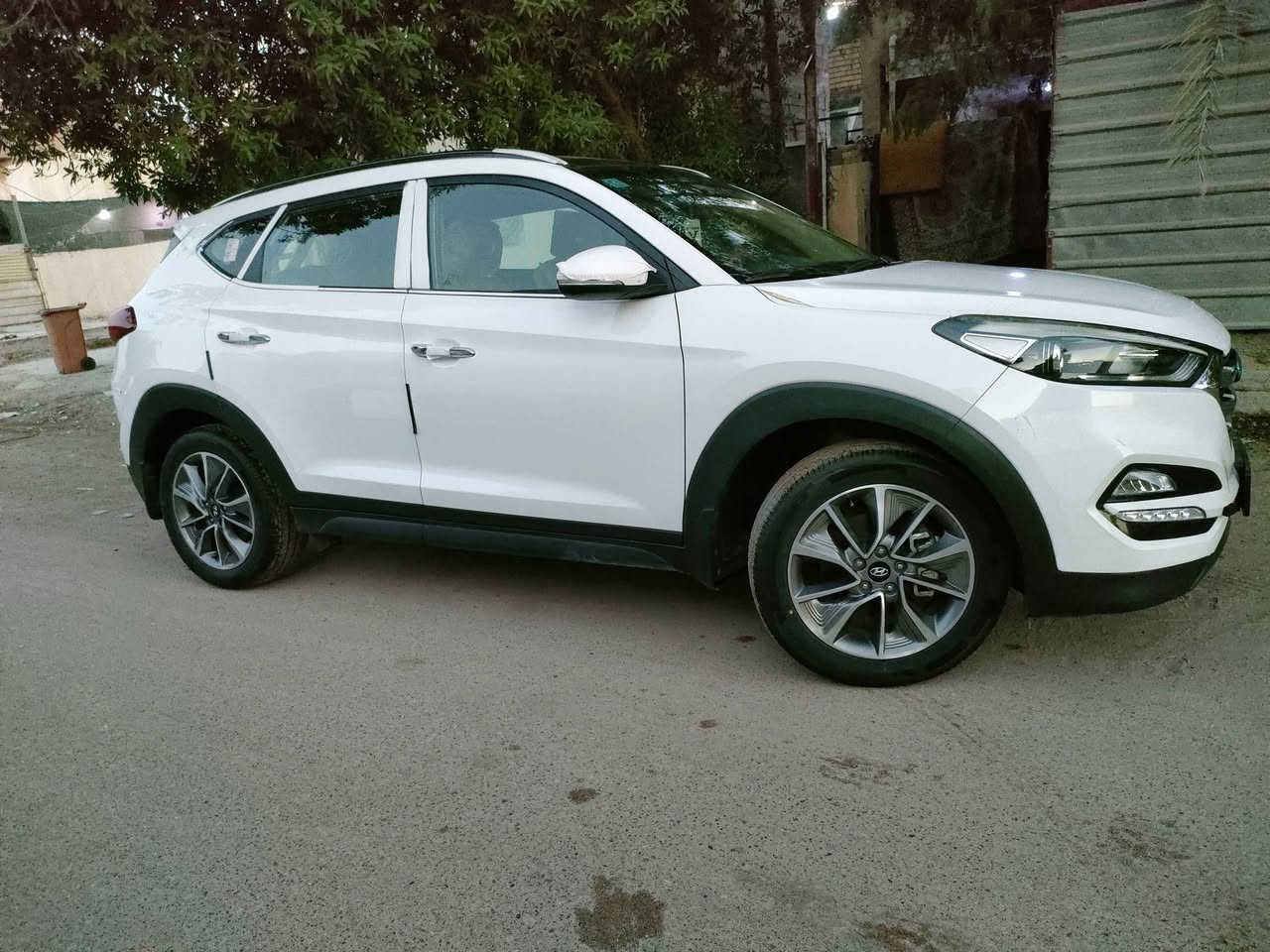 🚘 للبيع هونداي توسان خليجي 2018 –
📍 الموقع: بغداد – البياع
📞 ***********

🔹 الموديل: 2018 خليجي
🔹 رقم بغداد مميز دولي لحد 2028
🔹 العداد: 39 ألف كم حقيقي
🔹 السعر: 188 ورقة، وبها مجال

⭐ المواصفات:

• بانوراما
• كشنات جلد لونين: مشمشي + بيجي بلادي
• تحكم كشنات 4 جهات
• شاشة 10 إنج
• كامرات أمامية + خلفية
• صاج ستيرن + أبواب بلادي + داشبورد
• LED نهاري وليلي + دبل LED أبيض
• إنارة داخلية بيضاء
• تبريد قطعتين أمامي وخلفي
• حساس خلفي
• 3 أنظمة قيادة: اقتصادي / طبيعي / سبورت
• نيكل شباك أمامي وخلفي + يدات
• بردة خلفية متحركة
• سبير بلادي، ما نازل 2018 مالته
• أرضية مشمشي بقلاوة
• 5 ويل حجم 18
• تخم تايرات جديد، مبدلات قبل سنة
• بطارية جديدة
• عدة طوارئ ويا السيارة

🔧 حالة السيارة:

السيارةسلام عليكم شباب ..هونداي توسان خليجي موديل 2018.. رقم بغداد مميز دولي لحد 2028 

عداد السيارة 39 الف حقيقي 

مواصفات /بنراما/ كشنات جلد لونين مشمشي بيجي بلادي / تحكم 4جهات /شاشه 10 انج كامرات/ امامي +خلفي / صاج ستيرن+ ابواب بلادي+ دشبول/ لد نهاري ليلي دبل لد ابيض / اناره داخل ابيض / تبريد قطعتين امامي خلفي / حساس خلفي / 3انضمه قياده اقتصادي + طبيعي +سبورت  / نيكل شباك امامي خلفي يدات/  برده خلفيه متحركه/ سبير بلادي مانازل 2018 مالتها/ ارضيا مشمشي بقلاوه/ 5 ويل حجم 18 / تخم تاير جديد مشنن قبل سنه بدلتهن/ بطاريه جديده عدة طوارء وياها.... سياره مكفوله  كل بلادي صدر بلادي دسكات بلادي شركه كير مكينه بلادي من ضربه وصبغ عده دعاميه خلفيه بيها صبغ كد شخط أثر طخه جهة سايق ... اخوان سيارة على موديلها تعتبر شبه زيرو اريدها سعر ..... / 188 ورقه وبيها مجال مكان بغداد البياع *********** مكفولة، وكلها بلادي:
صدر بلادي، دسكات بلادي، شركة كير، مكينة بلادي.

السيارة بيها شخط كد شبر دعاميه خلفيه ونصبغ على كده 

باقي السيارة نظيفة جداً، وعلى موديلها تعتبر شبه زيرو من ناحية النظافة والترتيب.

💰 السعر: 188 ورقة وبيها مجال للمشتري الجاد

📍 بغداد – البياع
📞 ***********
