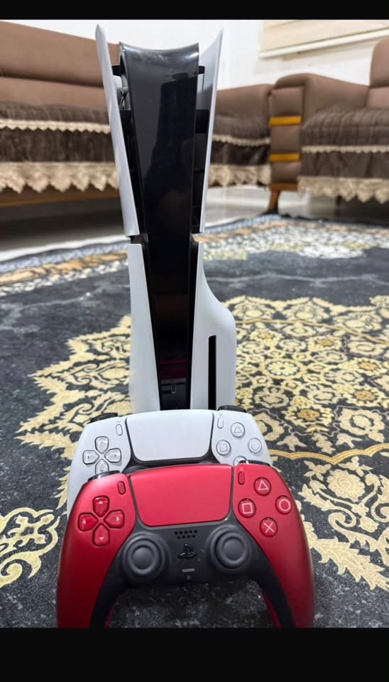 سلام عليكم للبيع بلي 5 سليم أوربي نسخة القرص جهاز مساحته واحد تيرا جهاز نضيف مستعمل قليل يجي جهاز كامل ملحقاته 
يجي وياه جويستك ثنين
وقرصين العاب كول اوف ديوتي مودرن وارفير 2

قرص ثاني FC25
سعر جاهز مع كامل ملحقاته 810 
للتواصل ***********
