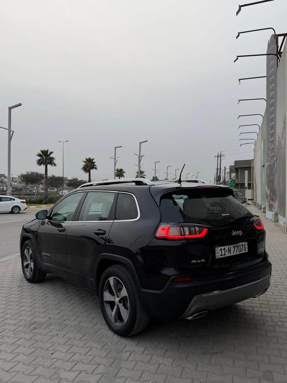 جيب شيروكي بزون 2019
فول موصفات 

٦ سلندر 
بانوراما 
داخل جلد ابيض 
فور ويل 
جنطيه كهرباء 
كشنات تبريد 
وتدفئه فول للاخير 
ماشيه ٩٠ الف 

حادثه جاملغ وبنيد  وجاملغ خلفي
 
📍مكانها بغداد اليرموك

سعر 100 ورقه ومجال بسيط
للشراي

واتساب
***********
