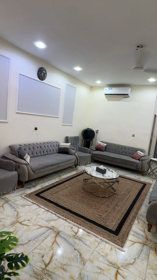 للبيع
مساحة ٢٠٠ متر نزال ٢٠ واجة ١٠ بي برج انترنيت بالسنة ٧ ملايين وكهرباء مجاني الفوك يحتاج ارضية وبياض ٤ نوم علمآ ان البيت يباع مع الاثاث العنوان حي دجله للتواصل ***********
