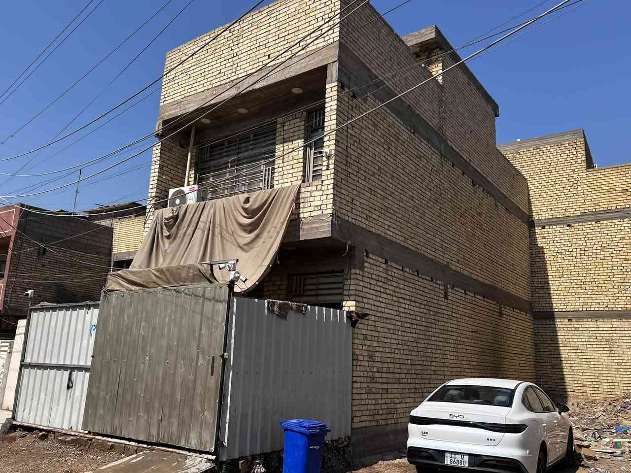 سلام عليكم
بيت مساحه 60 متر طابو بسمي 

الطابق الاول ستقبال  وصاله ومطبخ وخدمات 

الطابق الثاني غرفتين وصاله وخدمات 

والطابق الثالث بيتونه جبيره وسطح ومخزن

مكانه بغداد المشتل النفط 

للأستفسار اكثر ***********
