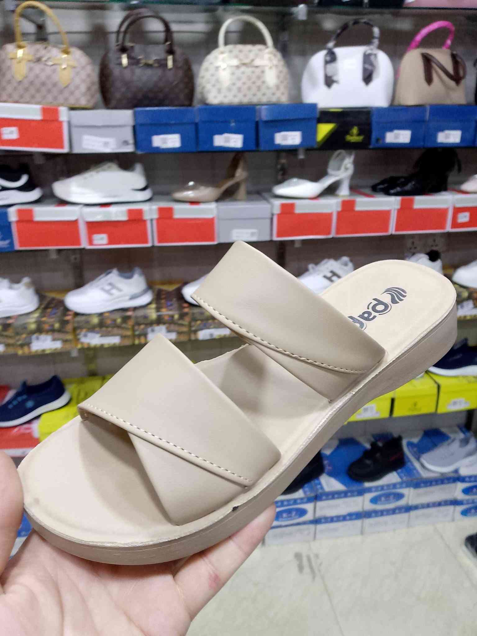 الحمدلله وبفضل الله 🌹 وصول أكثر من موديل جديد داخل معرض اميرتي للحقائب والأحذية 🛍️✨

👡 تشكيلة كبيرة ومتنوعة من الشحاطات:
👨 رجالي
👦 ولادي
👧 بناتي
👩 نسائي
👶 أطفال

🔥 الأسعار من 3 آلاف إلى 5 آلاف فقط
أسعار مناسبة للجميع، وجودة وموديلات ترضي مختلف الأذواق ❤️

✨ أكثر من موديل وشكل ولون
✨ قياسات متنوعة
✨ ومستمرين وياكم بتوفير البضاعة الجديدة بشكل يومي، وما نخليكم محتاجين أي شي إن شاء الله 🙏

📍 العنوان: خانقين – قرب سوبر ماركت فرمان وقرب مدرسة الجرير

🚚 التوصيل داخل خانقين فقط 2000 دينار
📲 للحجز والاستفسار واتساب:
***********

🔥 احجزوا موديلكم قبل نفاد الكمية 🔥
معرض اميرتي للحقائب والأحذية — أسعار نعتادكم عليها وبضاعة مستمرة وياكم ❤️
