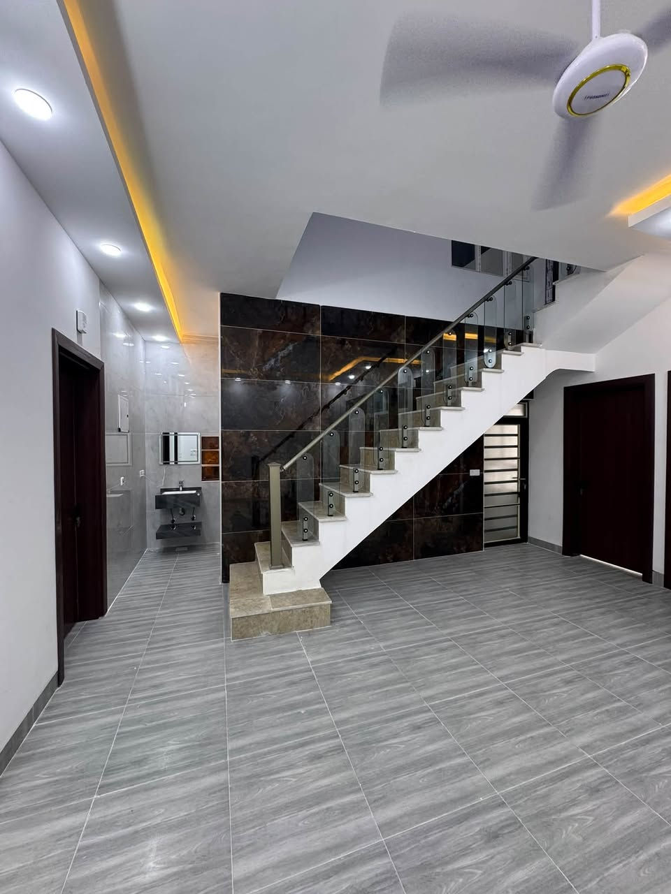 فرصه ذهبية للبيع | منزل طابقين بتصميم حديث ✨
📍 الموقع: دور الزراعة الثانية
📐 المساحة: 150 متر
📜 النوع: طابو زراعي (سند 25 ملك صرف)
🏠 تفاصيل توزيع البيت:
 الطابق الأرضي:
 استقبال واسع للضيوف
 مطبخ مجهز
 صالة معيشة مريحة
 غرفتي نوم (2)
 صحيات داخلية وخارجية
 الطابق الثاني:
 غرفتي نوم (2)
 صحيات
 سطح واسع
✨ المميزات والديكورات:
 ديكورات نقوش مغربية فاخرة تضفي لمسة جمالية أنيقة.
 منظومة إنارة مخفية حديثة تبرز جمال التفاصيل.
📞 للاستفسار ومزيد من التفاصيل، يرجى الاتصال على الرقم:
📞***********📞
أو تفضلوا بزيارة مكتب الحمداني للعقار.
       
☎️***********☎️

