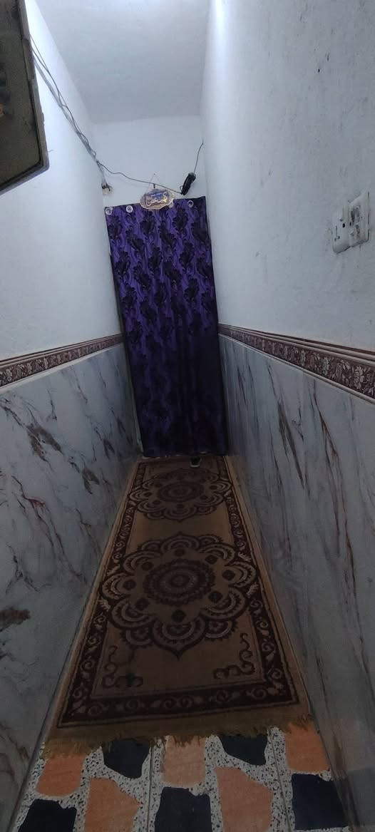 السلام عليكم بيت للبيع طابو مساحة 100 طولانيه طابقين يحتوي طابق الأول علئ مطبخ وصاله وغرفه واستقبال طابق ثاني غرفتين وصاله العنوان العبجيه شارع عشرين للاستفسار واتساب *********** سعر75
