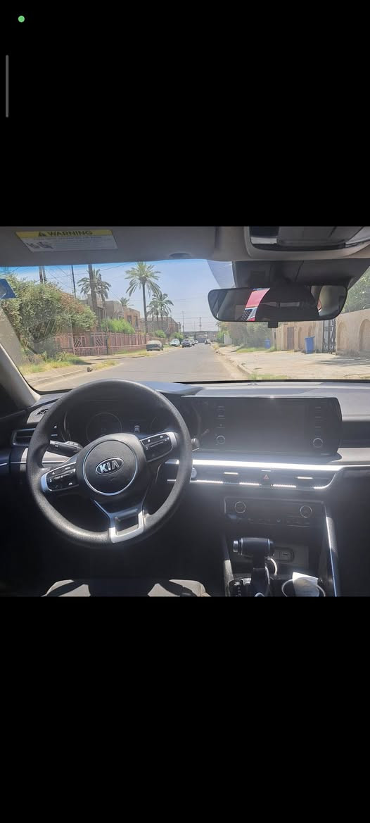 K5
2021 
Lx
✅ إضاءة نهارية LED 

✅ حساسات أمامية وخلفية
✅ شاشة 
✅ Apple CarPlayوAndroid Auا

✅ تشغيل بصمة (Smart Key)
✅ دخول ذكي 
✅ تشغيل عن بعد
✅ مكيف أوتوماتيك  

🔹 أنظمة السلامة:

✅ مثبت سرعة ذكي (Smart Cruise Control)
✅ فرملة طوارئ تلقائية (Forward Collision Avoidance Assist)
✅ المحافظة على المسار (Lane Keeping Assist)
✅ المساعدة على البقاء في منتصف المسار (Lane Following Assist)
✅ مراقبة النقطة العمياء (Blind Spot Collision Avoidance)
✅ كاميرا النقطة العمياء داخل شاشة العدادات (Blind View Monitor)
✅ تنبيه حركة المرور الخلفية (Rear Cross Traffic Alert)

✅ نظام الثبات الإلكتروني (ESC)
✅ مانع الانزلاق (TCS)
✅ مراقبة ضغط الإطارات (TPMS)

✅ماشيه 143 ميل بحالة جيده 

   الحادث مرفوق بالصور مع وجود السونار 
مكان السياره بغداد  للتواصل متواجد بالفيس او الاتصال *********** يوجد واتساب السعر 145 وبيه مجال
