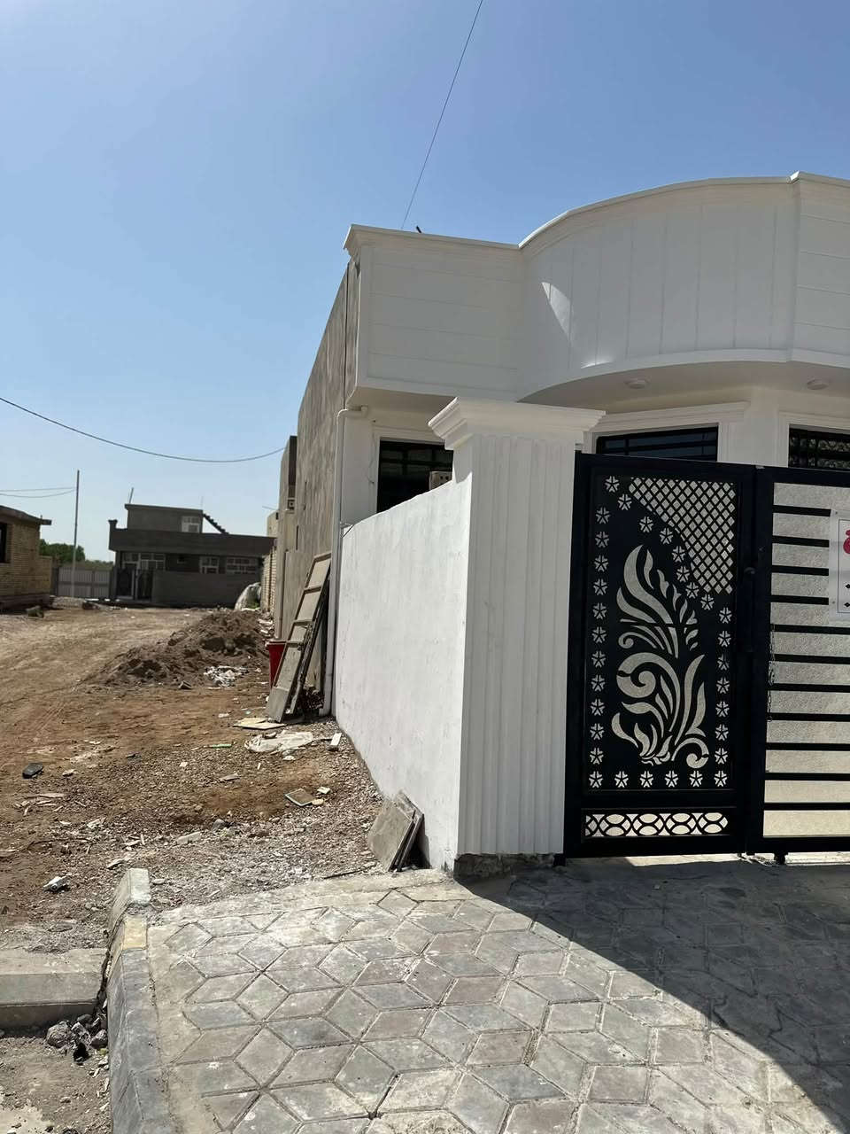 � دار للبيع – فرصة مميزة

📍 العنوان: العزيزية – حي السياسيين
📐 المساحة: 125 م² – ركن
📜 طابو زراعي
🛣️ على شارع 30 – خدمات كاملة

يتكون من:
• استقبال
• مطبخ
• صالة
• غرفة نوم
• صحيات عدد 2
• بيتونة كبيرة تصلح كمخزن
• كراج سيارة

🏗️ بناء حديث – درجة أولى

📞 للاستفسار: ***********
📍 مكتب الخالدي للعقارات والمقاولات
العزيزية – الموظفين، مجاور مدرسة نون والقلم
