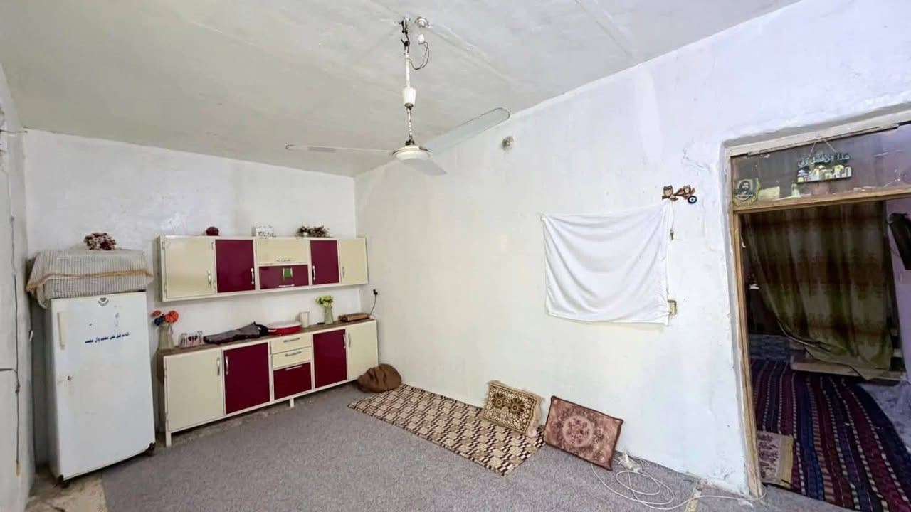 🏡 بيت للبيع – 🏡
📍 الموقع: مقابل جامعة القاسم الخضراء، الفرع المقابل لاستدارة حسن فدعم، ضمن مجمع حجي حسين الجديد.

📐 المساحة: 200 متر 

💰 السعر:  السعرخاص او المراسله على الوتساب.

🔹 تفاصيل البيت:
• البيت يتكون من غرفتي نوم.
• مطبخ.
• حمام داخلي.
• البناء من الطابوق.
• البناء مسوي بوكس ورباط.
• السقف أعكادة وفوكها صبّة بورسلين.
• أرضية البيت مبلطة بالبورسلين.
• البيت مكتمل البناء وجاهز للسكن.
• متوفر كافة الخدمات.
• مساحة 200 متر، وقابل للاستفادة منه والسكن مباشرة.

 ⭐ طابو زراعي /سند 25

📞 للاستفسار والتواصل للجادين:
***********⭐

🏠 البيع مباشر، والبيت مناسب .
