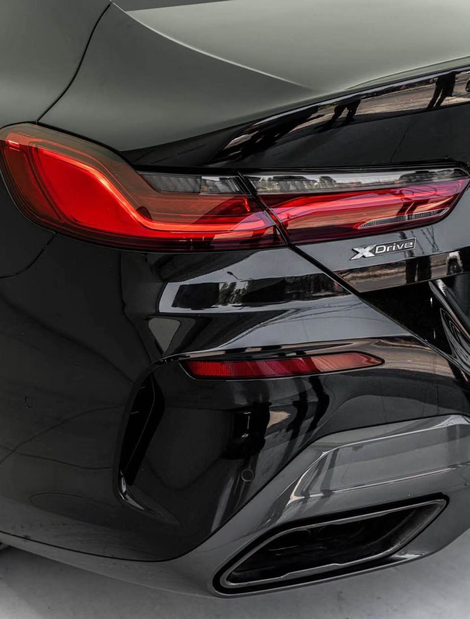 للبيع: BMW M850i xDrive Gran Coupe 
 (موديل 2021)
نقدم لكم التحفة البافارية التي تجمع بين الفخامة المطلقة والأداء الرياضي الجبار، بحالة ممتازة وجاهزة للاستخدام فوراً.

 المحرك والأداء: V8 Twin-Power Turbo بسعة 4.4L يولّد 523 حصان مع تسارع مذهل (0-100 كم/س في 3.7 ثانية).

 المسافة المقطوعة: 60,000 ميل فقط.
 منظومة الدفع: دفع رباعي ذكي (xDrive) مع ناقل حركة رياضي من 8 سرعات وزر تشغيل كريستالي.

 الإضاءة والرؤية: إضاءة ليزر أمامية (BMW Laserlight) مع نظام كاميرات 360 درجة وحساسات شاملة.
 المقصورة والراحة: مقاعد جلدية فاخرة مزودة بتدفئة وتبريد، شاشة عرض على الزجاج الأمامي (HUD)، وإضاءة داخلية محيطية.

 التكنولوجيا والصوت: نظام صوتي بريميوم، دعم كامل لـ Apple CarPlay & Android Auto، وحزمة أنظمة مساعدة السائق المتقدمة (رادار، تحديد مسار، وتثبيت سرعة ذكي).

 الحالة الفنية: مفحوصة بالكامل (محرك، قير، وشاسي) مع صيانة دورية منتظمة ولا تحتاج أي مصاريف.
💰 السعر: [اتصل بي] 
📍 الموقع: [دهوك]
📞 للتواصل والواتساب:[***********] دهوك, العراق
