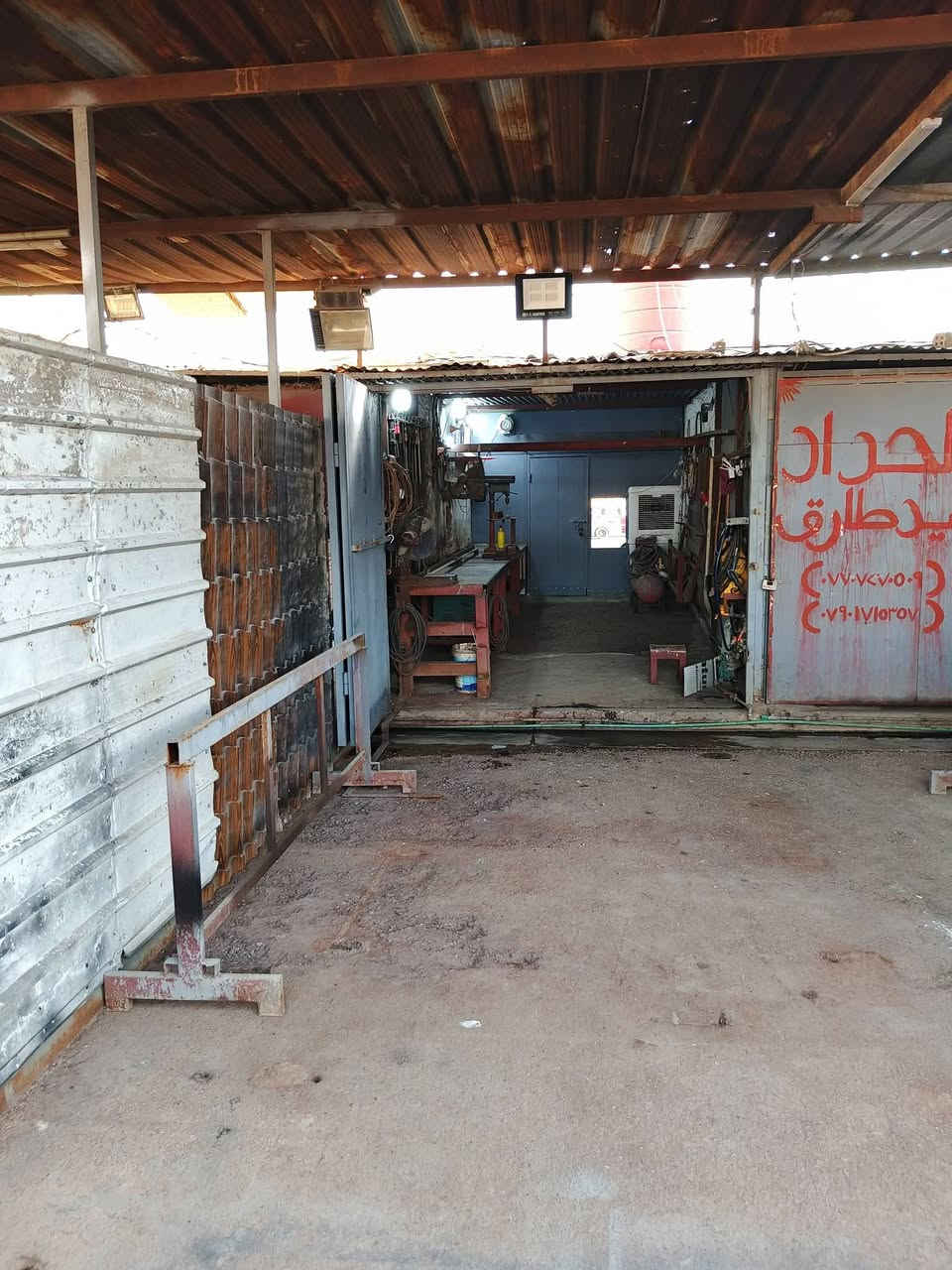 السلام عليكم
محل حدادة للبيع او الايجار 
البلديات الجمعية التعاونية قرب المرور للاستفسار على الرقم ***********
