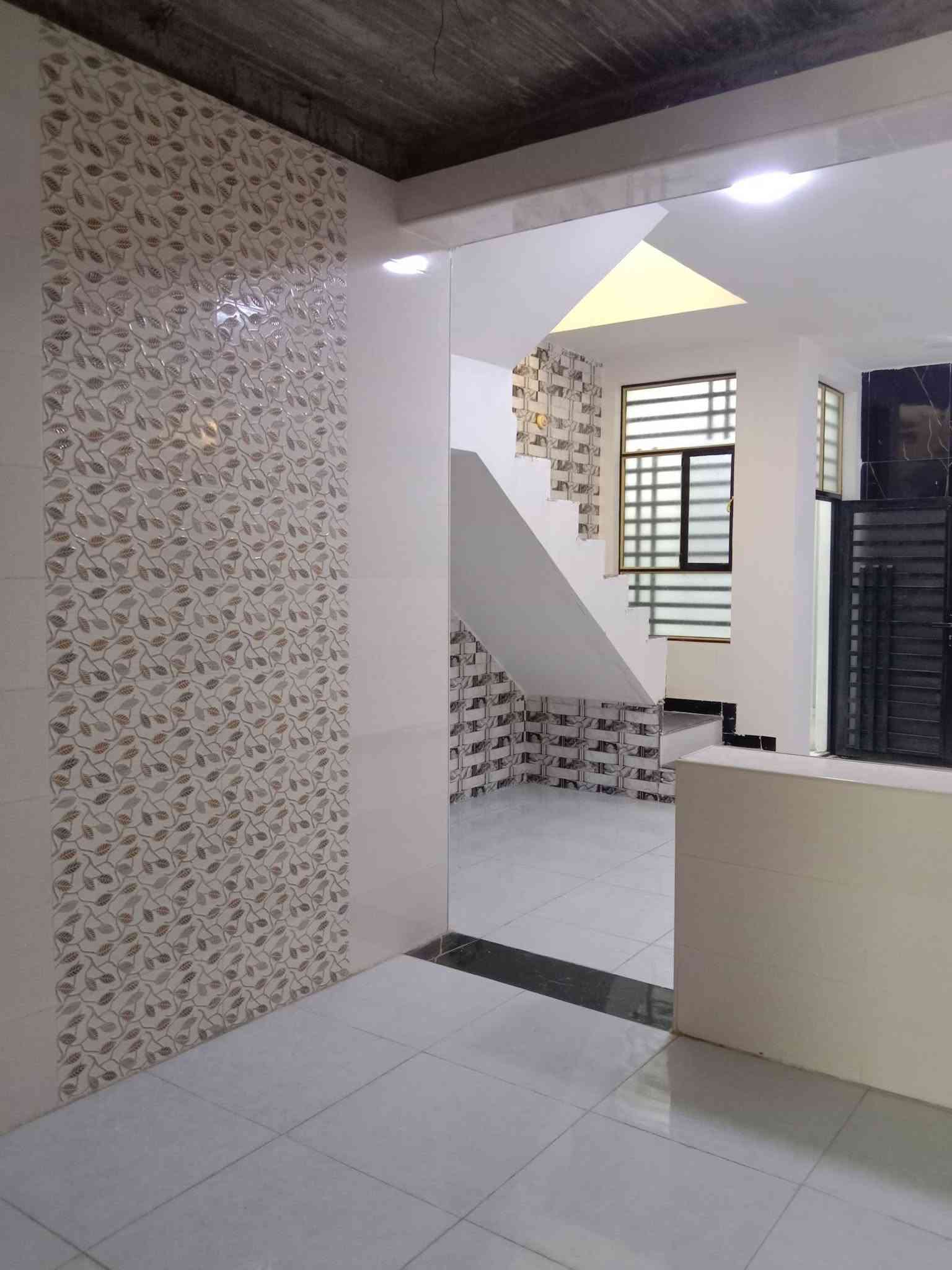 للبيع مشتمل حي ميسان الشريط بناء جديد مساحه١٠٠متر طابق ونص درجه اولى على ساحه السعر ١٦٠ شريط شارع الجامع للاتصال مكتب الكلابي للعقارات حي ميسان شارع الكيات قرب البريد مقابل افران صمون غيث *********** عندك عقار للبيع اوشراء اتصل بنا
